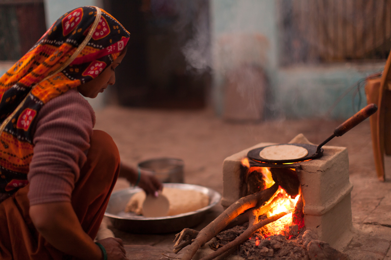 A Haryana woman preparing and cooking chapathi using a traditional cookstove. Credit: Ajay Pillarisetti.